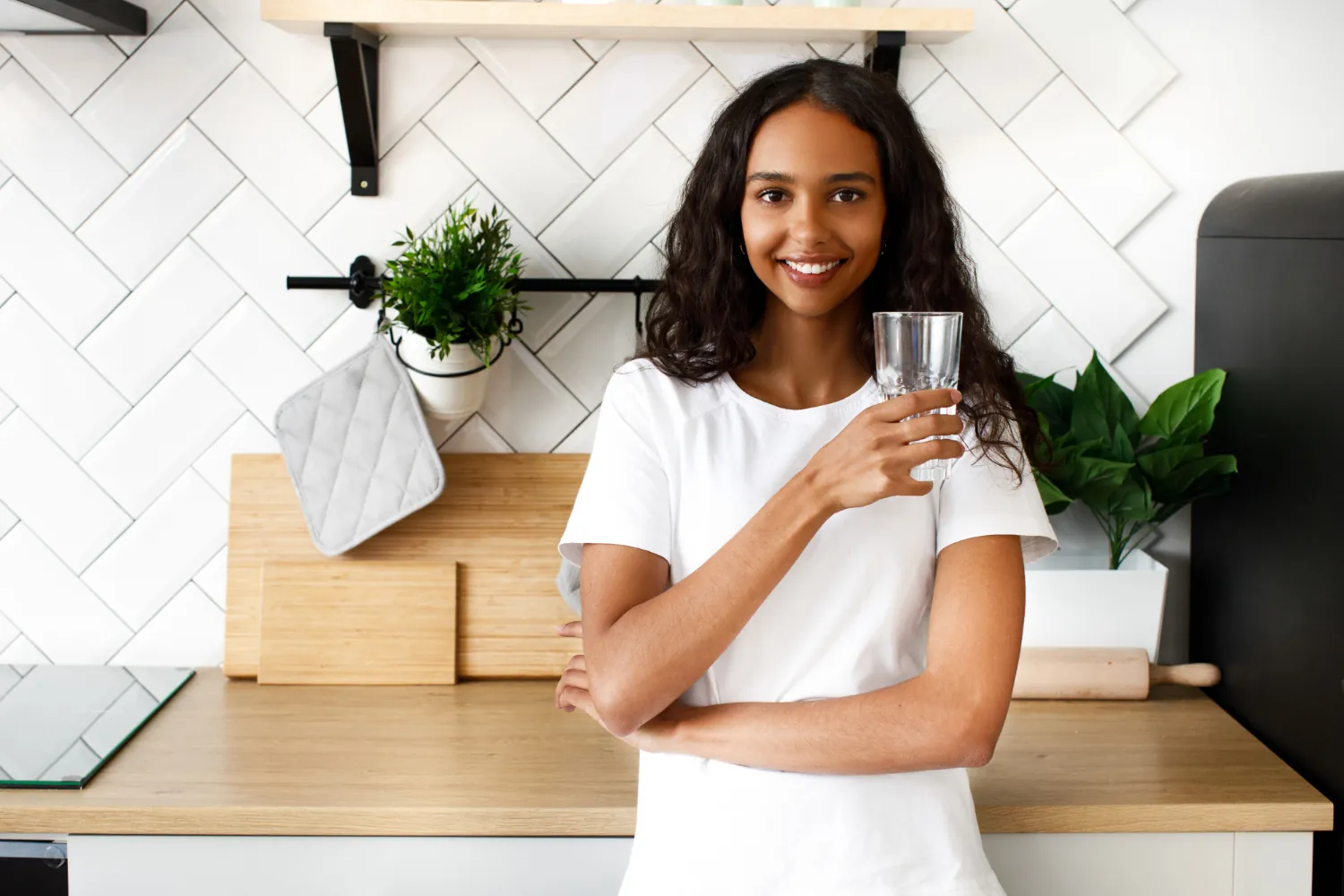 Famille heureuse avec un verre d'eau pure dans la cuisine